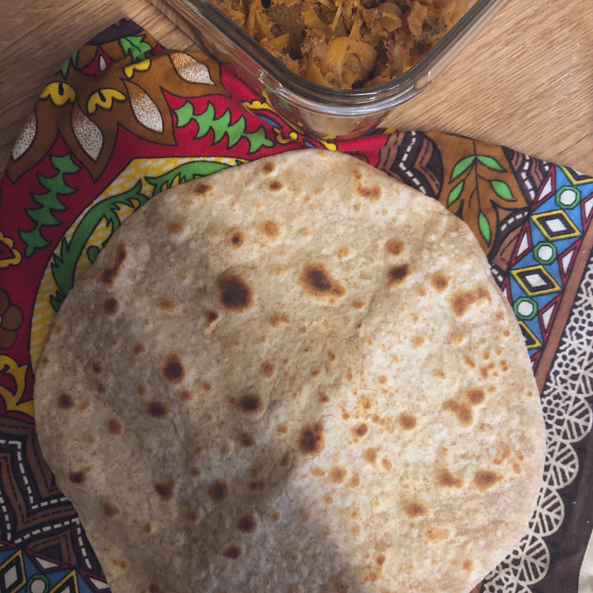 aamnawhd's tweet photo. quarantine got me making my own roti today, with the help of my Mama (who’s currently stuck in Pakistan) via Facetime 💛 #readyformarriage #roundrotis https://t.co/qyqKi24N4R