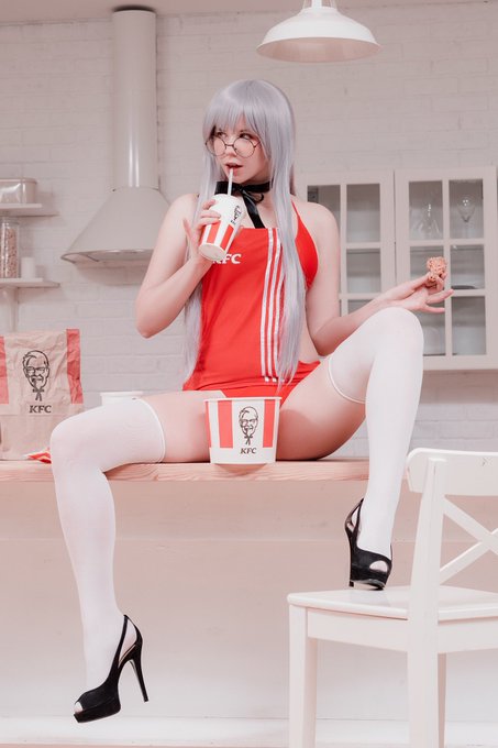 &hearts;️Caution! &hearts;️ Today I and this chicken are the hottest in your tape! 🍗😏   Stay home with @voezacos  #cosplay<a href="/tag/photoshoot"class="tags"><span>#photoshoot</span></a><a href="/tag/photography"class="tags"><span>#photography</span></a><a href="/tag/sexy"class="tags"><span>#sexy</span></a><a href="/tag/geek"class="tags"><span>#geek</span></a><a href="/tag/cosplay"class="tags"><span>#cosplay</span></a>