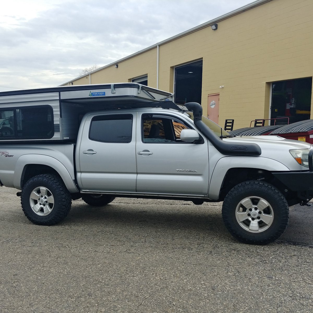 KFlo_tacoma's tweet photo. Way #Cool #Wednesday! The Taco's new popup camper!
#tacoma #multicamblack #adventure #overland #adventurerig #offroad #toyota #tacotuesday #articulation #cbiequipped #ikamper #diamondbackready #colorado #explore #camping #overland #weekenderlander #offroad #colorado #multicam https://t.co/YFT7Vr3PzJ
