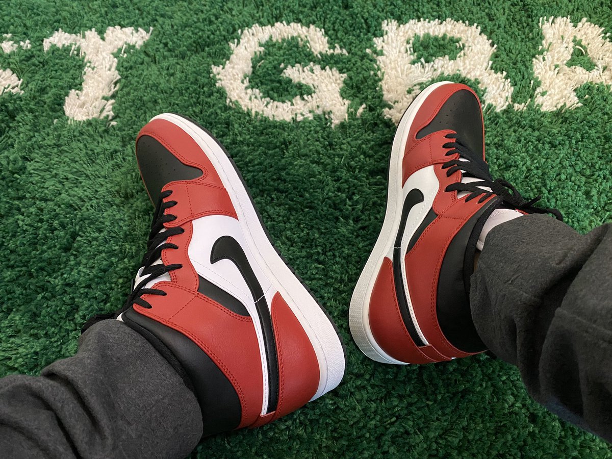 Shout out @snkr_twitr #blacktoe #jordan #mids #airjordan1 #offwhite #virgilabloh #ikea #wetgrass