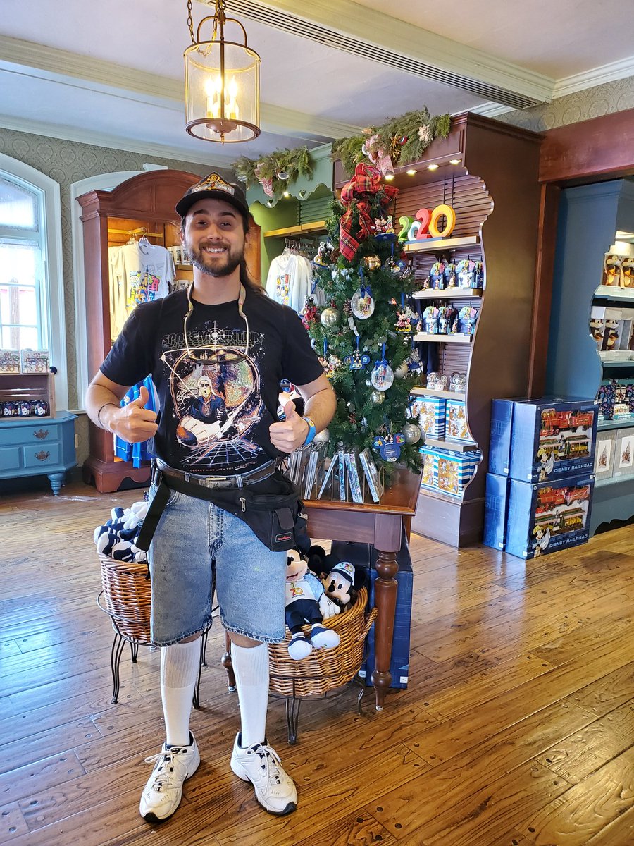 PreppleyPizza's tweet photo. Hey @RealMickFoley I would love a #FreeFoleyVideo ! We took your favorite fanny pack on our trip to @WaltDisneyWorld and stopped at a few of your favorite places! Stay safe. Love ya & thanks for all the memories! https://t.co/lk23HbvNCS