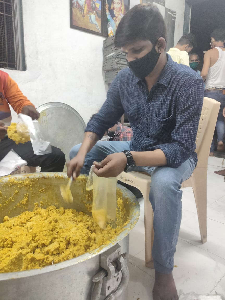 BjpSandeeptripa's tweet photo. #Ward123
#DAY19
प्रिय पार्कसाइट कर,
खासदार श्री @manoj_kotak आणि आमदार श्री @ramkadam यांच्या सौजन्याने दर रोज 400 गरजु लोकानां रुचिकर जेवण दिले जात आहे #FeedTheNeedy #ParksitefightCorona #BJPforParksite @bjp4mumbai @MPLodha @v_shrivsatish @ShelarAshish @OfficeOfBJP123 https://t.co/ofPsGDfmOo