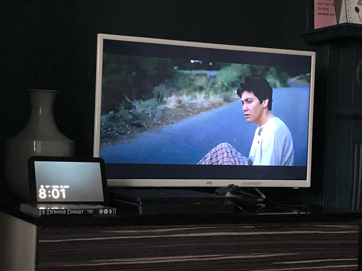 DanJRoe's tweet photo. 🖤🐇 such a great opening! @ourscreen @JRichardKelly #DonnieDarkoLive #ourscreen #donniedarko #richardkelly #jakegyllenhaal #jenamalone #maggiegyllenhaal #patrickswayze #drewbarrymore #marymcdonnell #davieghchase #noahwyle #jamesduval https://t.co/k2lNFP7FnB