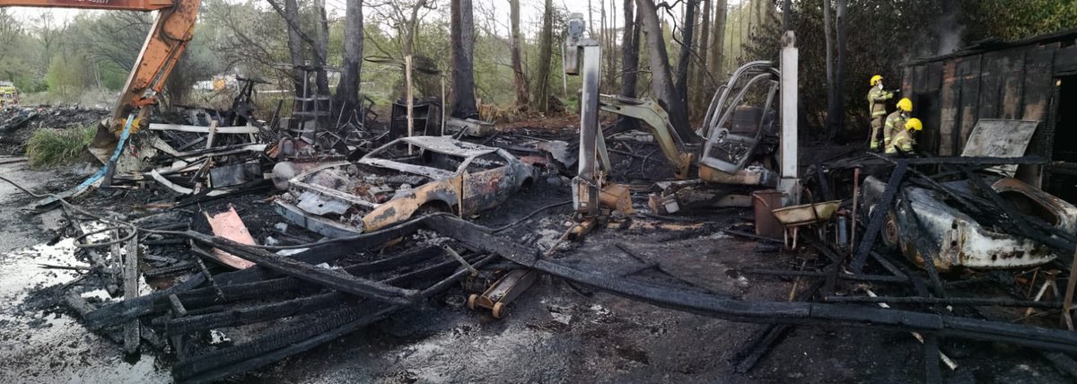 LiphookFire13's tweet image. *17:33* appliances from @BordonFire03 @HaslemereFire @Rushmoor02 joined us to extinguish a large Building Fire. Crews remaining on scene damping down hot spots. #teamhants #liphook #stn13