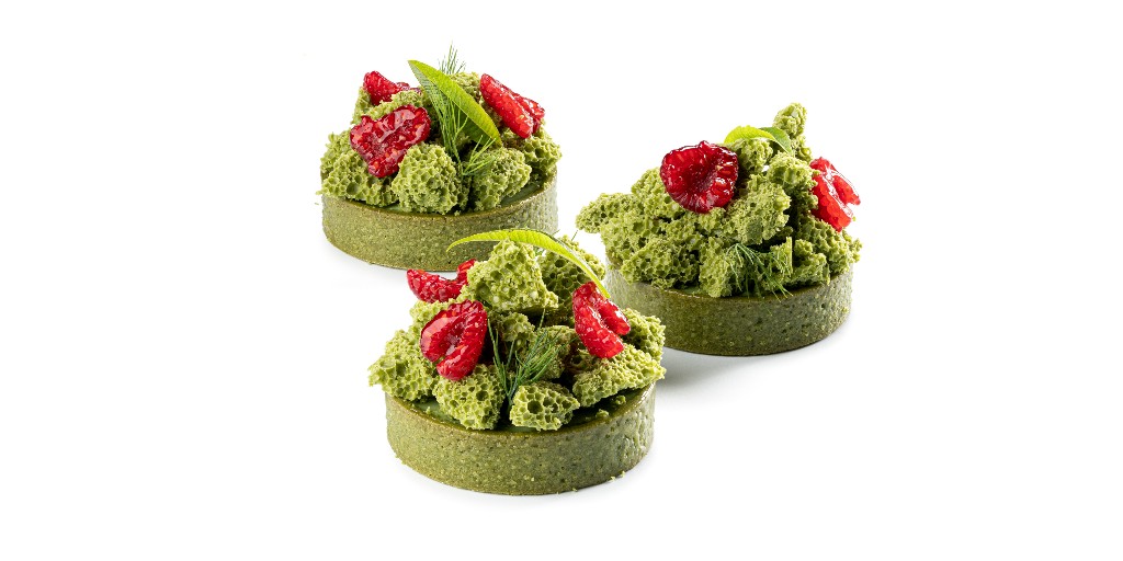 Tartaleta de sable de té matcha, coulis de cereza, anís y untuoso de chocolate blanco y té matcha de Albert Daví, chef y técnico de <a href="/Chocovicoficial/">Chocovic™</a>. #chocolateacademybcn