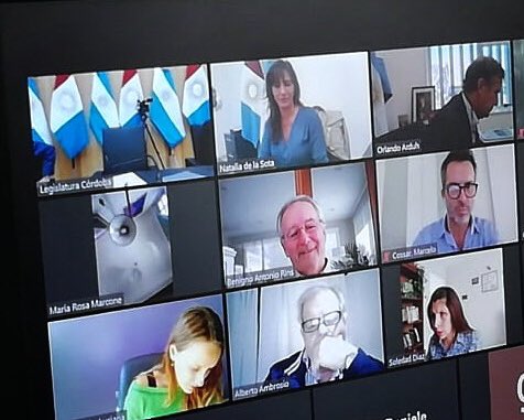 NataliaDLSok's tweet photo. Participé de un acontecimiento histórico. Hoy se realizó la primera sesión virtual de la @LegislaturaCBA con la presencia a distancia de los 70 legisladores. Una experiencia no solo novedosa sino necesaria en el momento actual.
#Puentes https://t.co/0vEeqWsXqh