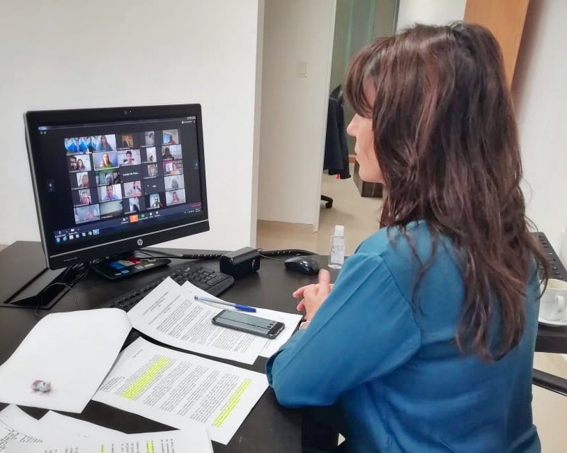 NataliaDLSok's tweet photo. Participé de un acontecimiento histórico. Hoy se realizó la primera sesión virtual de la @LegislaturaCBA con la presencia a distancia de los 70 legisladores. Una experiencia no solo novedosa sino necesaria en el momento actual.
#Puentes https://t.co/0vEeqWsXqh