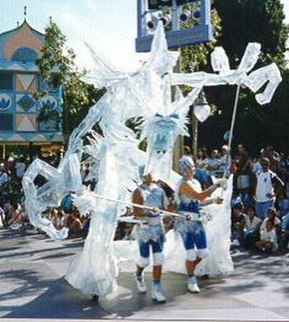 In 1997 the 'Hercules Victory Parade' replaced 'The Lion King Celebration Parade' and ran until 1998. #Disney #Disneyland #DisTwitter #DisneyParades #Hercules #90sDisney #WednesdayWisdom