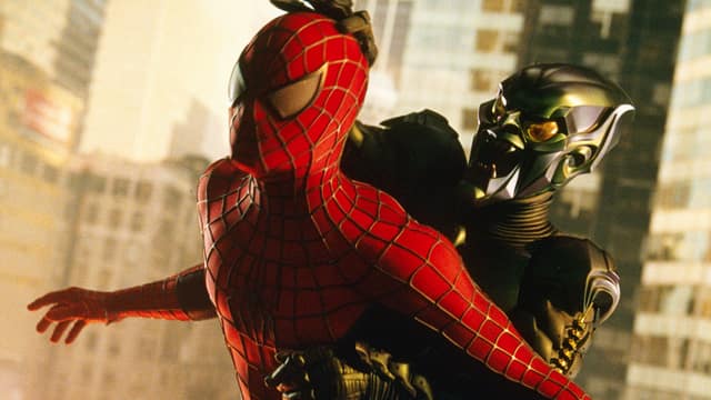 Spiderman, ce classique en vrai. C& #39;est simple, des persos au scénario mais ça marche tellement bien. C& #39;est un de mes films de super-héros préférés pcq c& #39;est une madeleine de proust pour moi, c& #39;est le premier que j& #39;ai vu. En plus, j& #39;adore le personnage du bouffon vert vrmt. 7/10