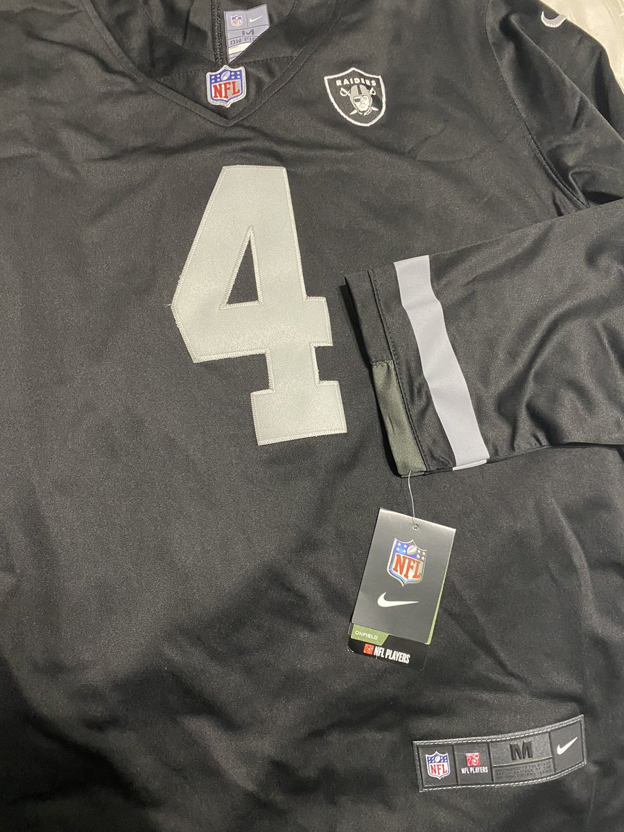 Since I’m doing good on my last tweet, I’ll be doing a second giveaway This DHgate @derekcarrqb jersey , size M fits L haha Like and retweet, winner on Friday #raiders #vegas #carr Shoutout @KennyKing_Jr for helping out on last tweet