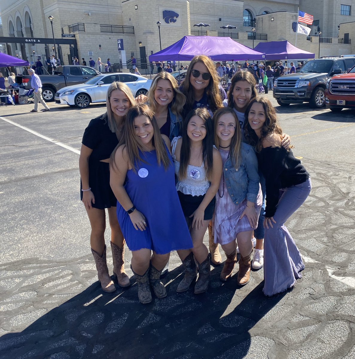 can not wait to be back at the bill with my fav girls #wingitwednesday