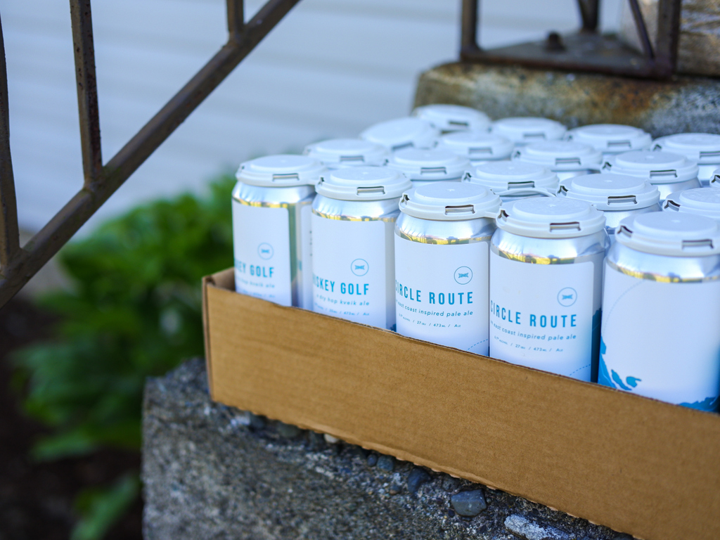Get your orders in for our #FridayBeerRun 🙌

Spencer will be dropping your favourites off on your front door from 11am-5pm this Friday. Check out whitesailsbrewing.com/shop for more details and to place your order ☀️