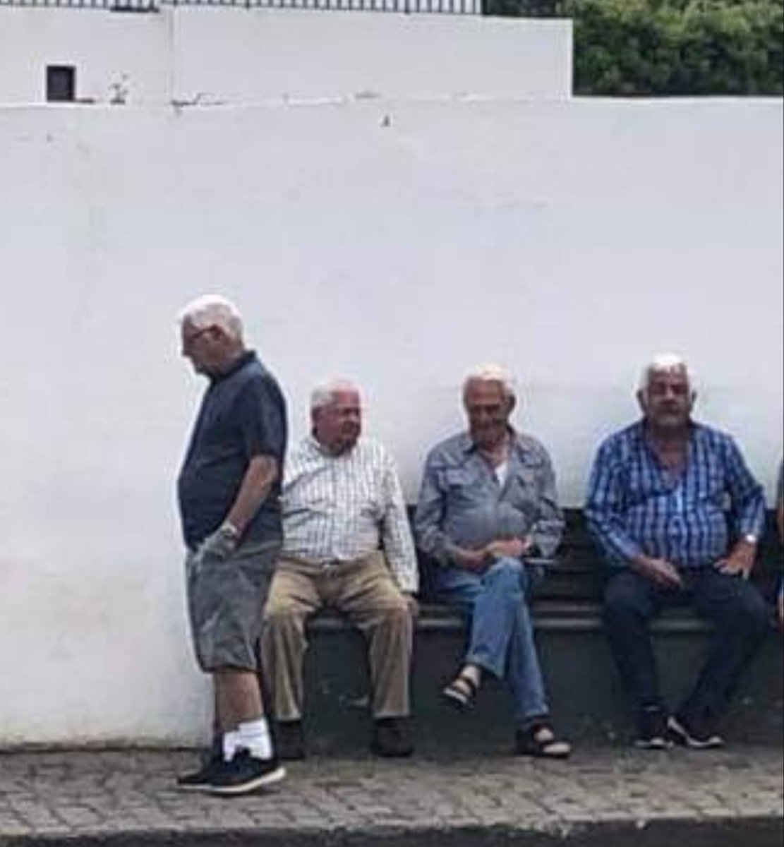 Até já tenho saudades dos "antigos" a mexiricar no banco do Cruzeiro mais propriamente do Serafim Côco do grande Ramalinho do amigo Chico da Estela e do marido da Laura do José Mendes ...
Outros tempos ...outras guerras😥😥