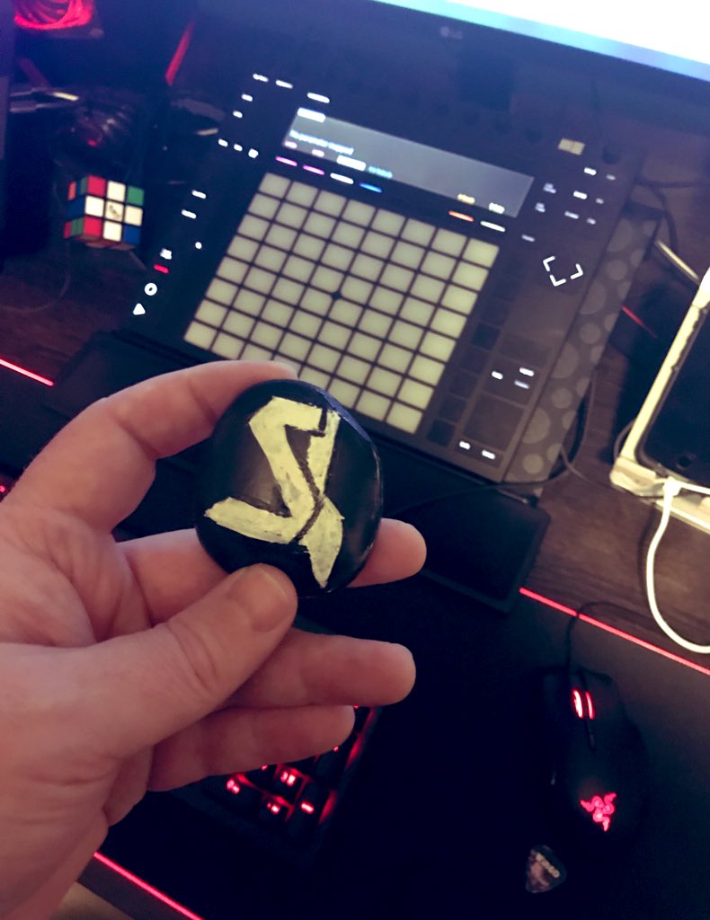DJSeanLogic's tweet photo. Painting rocks &amp; rocking with #ableton 🤓 https://t.co/ttwP0HMoXR