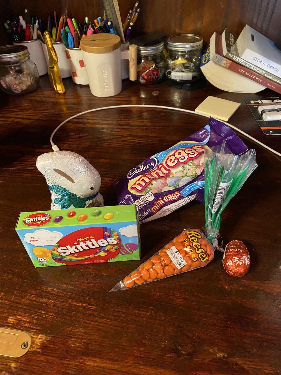 syd218's tweet photo. Today for a random act of kindness I dropped off some of my favorite candies to my friend because I know he loves candy! It made me feel good to make him happy :) @ambarnes8 #esslove #fishphilosophy #CHShome https://t.co/fwPVl388hi