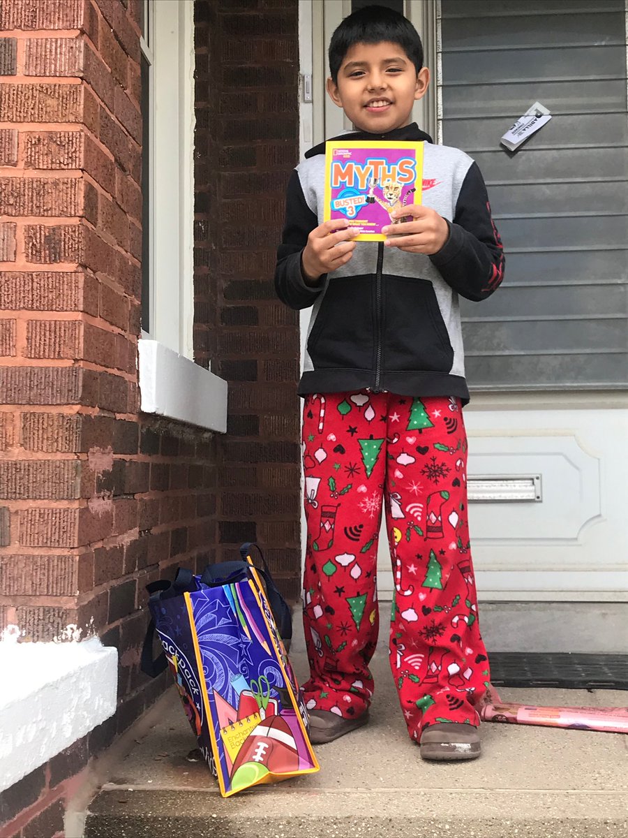 timdunnell's tweet photo. Thank you to @EnchantedBP and @komenskymwhite for brightening the  day for our Komensky students! And thank you @mariana_nicasio for EVERYTHING you have done as our leader! Truly Appreciated!!! @ani_asmith #KomenskyMatters #D100Inspires #ilschoolsstepup https://t.co/aP14L9XSmi