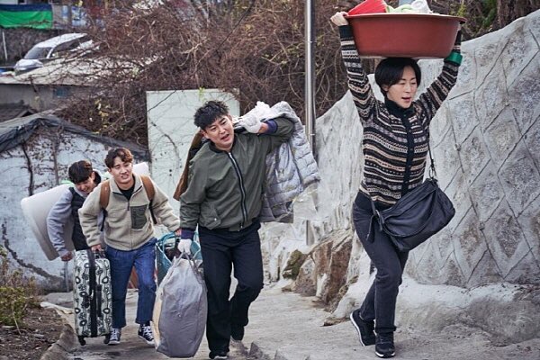 jinheechoi_kcl's tweet photo. #LuckyChan_sil, a Korean indie film dir by #KimChoHee, begins w three film references: Ozu-like credit sequence, #HongSangSoo &amp; #HouHsiaoHsien (the last being ambiguous). A narrative intrigue: can Chansil, an #Ozu lover, fall for a guy who likes C. Nolan?! https://t.co/hL0WJpkEVO