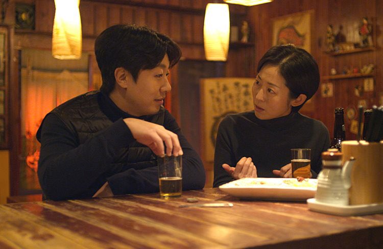jinheechoi_kcl's tweet photo. #LuckyChan_sil, a Korean indie film dir by #KimChoHee, begins w three film references: Ozu-like credit sequence, #HongSangSoo &amp; #HouHsiaoHsien (the last being ambiguous). A narrative intrigue: can Chansil, an #Ozu lover, fall for a guy who likes C. Nolan?! https://t.co/hL0WJpkEVO