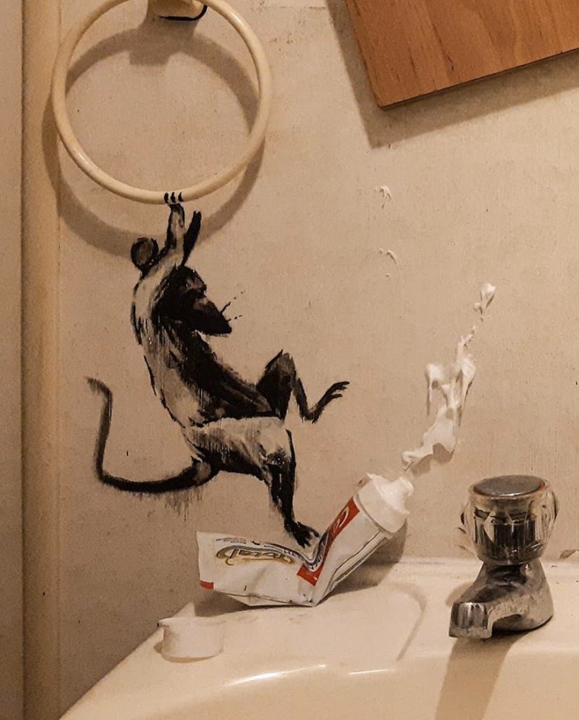 Quand Banksy est en confinement : instagram.com/p/B_Aqdh4Jd5x/… #RestezChezVous 🧡 #lockdown