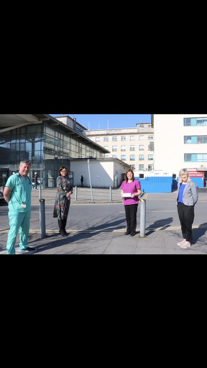 TeresaMannion's tweet image. The Traveller Community in Tuam raise 1k euros for doctors and nurses at GUH. Hospital management say they are delighted to receive the cheque which will be used towards food for staff @itmtrav @PaveePoint @rtenews #COVID19 @saoltagroup @HSELive