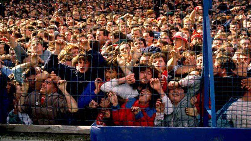 Msquefutbol2's tweet photo. Hoy hace 31 años sucedía la “tragedia de Hillborough” . Donde murieron 96 hinchas del Liverpool aplastados contra las vallas, a causa de una avalancha.
#liverpool #sheffield #hillsborough #futbol #soccer #inglaterra #copainglesa #uefa https://t.co/9ajtIvD1CT