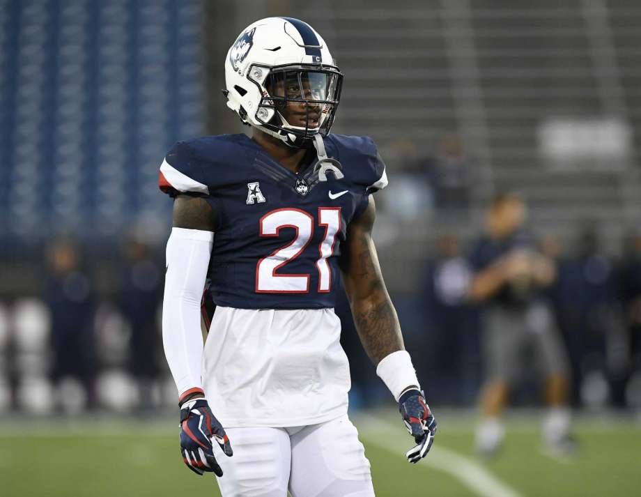 zxaequanreeves4's tweet photo. Extremely excited to announce that I’ve received my 5th offer from THE UNIVERSITY OF CONNECTICUT 🐺🙏🏾 @Coach_DPerk @UConnFootball @Cocoa_Schneider https://t.co/Mm2DU6jpvN