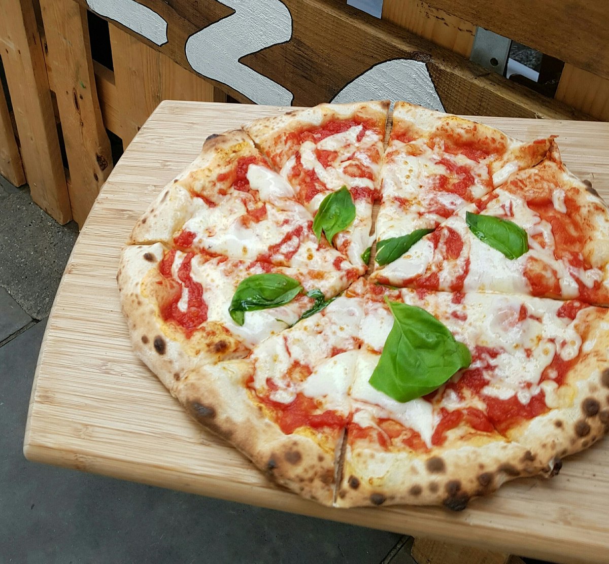 33Lot's tweet image. Soft chewy crust, flavoursome tomato, creamy mozzarella and fresh basil. The perfect Margherita 🍕💕 #pizza #delivery #danbury #littlebaddow #essex #JustEat