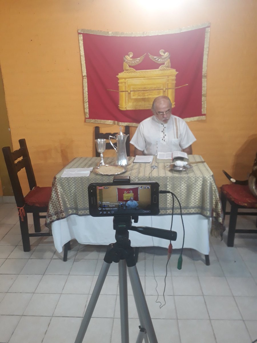 iglevisionapost's tweet photo. #pascuasencasa #PascuasJudias #Pascuas Apóstol José Valoy y familia https://t.co/ZPhQs77neJ