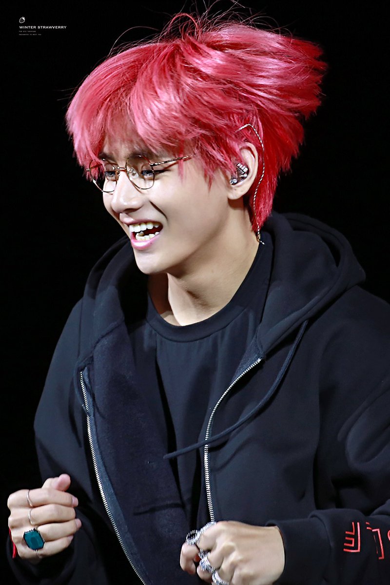 Je devrais faire un thread "Taehyung en rouge" directement, ça serait plus simple je crois