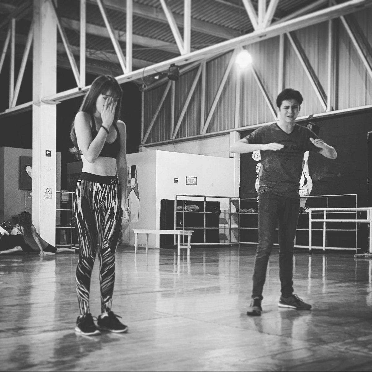 Ya #Rapunzel no sabe cómo explicarle a #Cocoleón que no es momento de salir de la Torre... #QuédateEnCasa #RockPunzel #ProntoJuntos  <a href="/ElaineHaroMusic/">Elaine Haro Music</a> <a href="/NikoCaballero_/">Nikolas Caballero®</a>