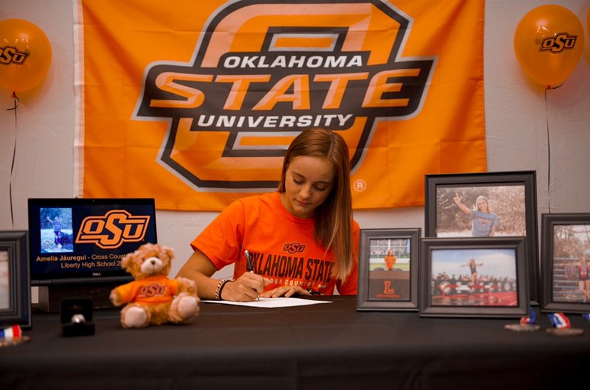 AmeliaJauregui_'s tweet photo. National Signing Day!! 
@redhawkspeed @TXMileSplit https://t.co/LBCgESAaVj