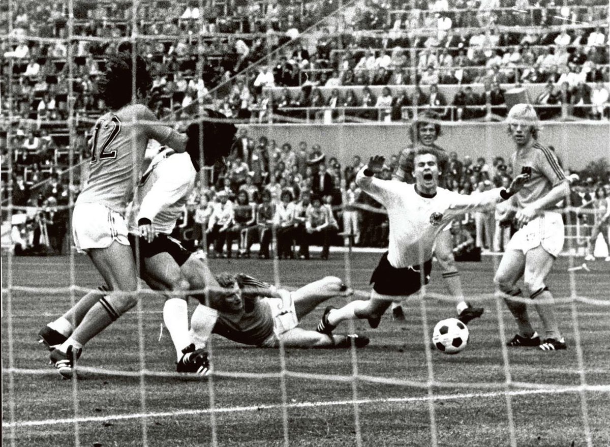 HerzogVd's tweet image. Als Rutte denkt om lockdown na 28 april te versoepelen, zoals nu in Duitsland vergeet het! Het is een #Schwalbe. Duitsland was 1 week eerder met lockdown #coronavirus. Had meer IC bedden en heeft veel meer #getest. Iets wat in #NL niet gebeurd ook nu niet!  #nosjournaal