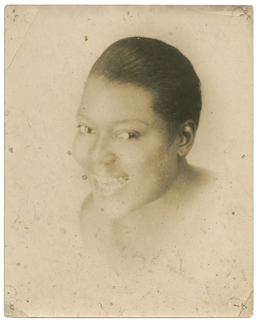 oxfordamerican's tweet image. “Some of the notes she hits are so robust, so fixed and powerful, listening to them feels like walking directly into a sliding glass door.”

—@amandapetrusich on Bessie Smith, who was born on this day in 1894 #Issue83 ow.ly/lZdk50zfm0c