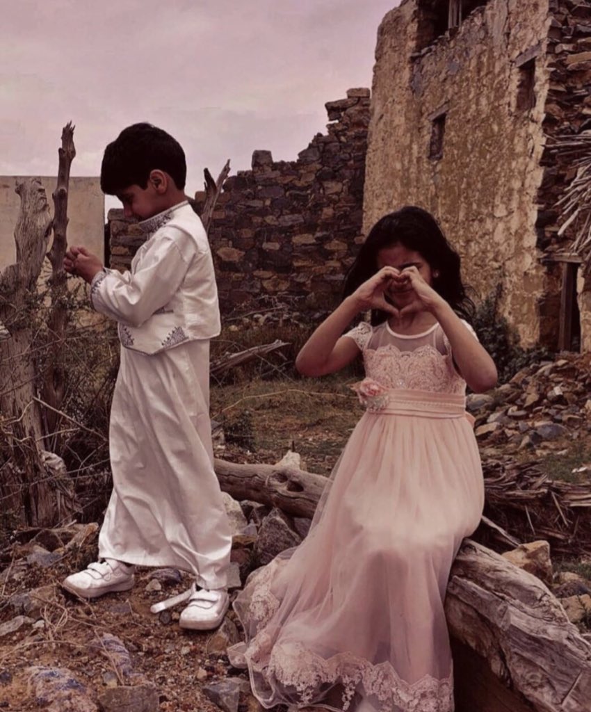 الفقر  لو يِطبِق علينا سياجه
....  نبني لنا دنيا جديدة .. وننساه
والهم لا سيّر .. وعقّد حجاجه
...نرسم امانينا الضحوكة على شفاه
وان درّج البرد بسهرنا وداجه
.....نضوي حكاوينا القديمة وندفاه
ابوي علّمنا على كل حاجة 
..........   الا تدابير الليالي ... بليّاه !

 #البيت