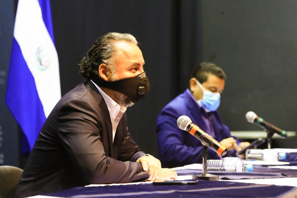 tcsnoticias's tweet photo. El secretario jurídico de la @PresidenciaSV, @CONANCASTRO2 explicó la posición del Ejecutivo con respecto a los despidos de empleados en medio de la emergencia por el #COVID19 y aseguró que el Gobierno garantizará la estabilidad laboral.
Vía: @SecPrensaSV https://t.co/B9LZgXpuEf