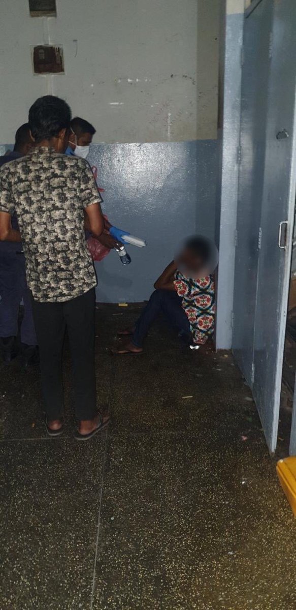 📸: #MaafannuPolice officers distributing food arranged by the government, to the homeless people on the streets. Their temporary accommodation has also been arranged by the government and <a href="/maldivianrc/">Maldivian Red Crescent</a>, during this lockdown. @MoGFSSmv <a href="/MVIaffairs/">Ministry of Islamic Affairs & Endowments</a> <a href="/MoEdumv/">Ministry of Edu, Higher Edu and Skills Development</a>
#COVID19Maldives