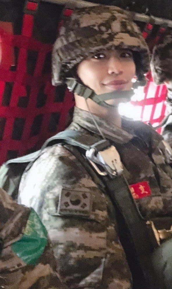 Some of K-netizens comments on [theqoo] site " SHINee Minho's new army photo" .- just a light - I'm over with his face - ?????like a picture from drama , always handsome - When I was in the army, there was no one like that ㅠ ㅠㅠㅠ ㅠㅠㅠ- What's the eye size ;;;;;;;;