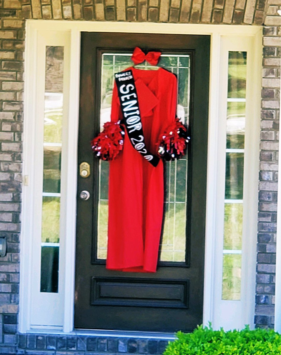 FBHSWBL_Carter's tweet photo. #fbhsdoors2020 My family was walking in the neighborhood and we spotted this beautiful door! @FBHSFalcons Go Falcons!! #showyourswag #youearnedit #rootsandwings https://t.co/KvXLfRDAyT