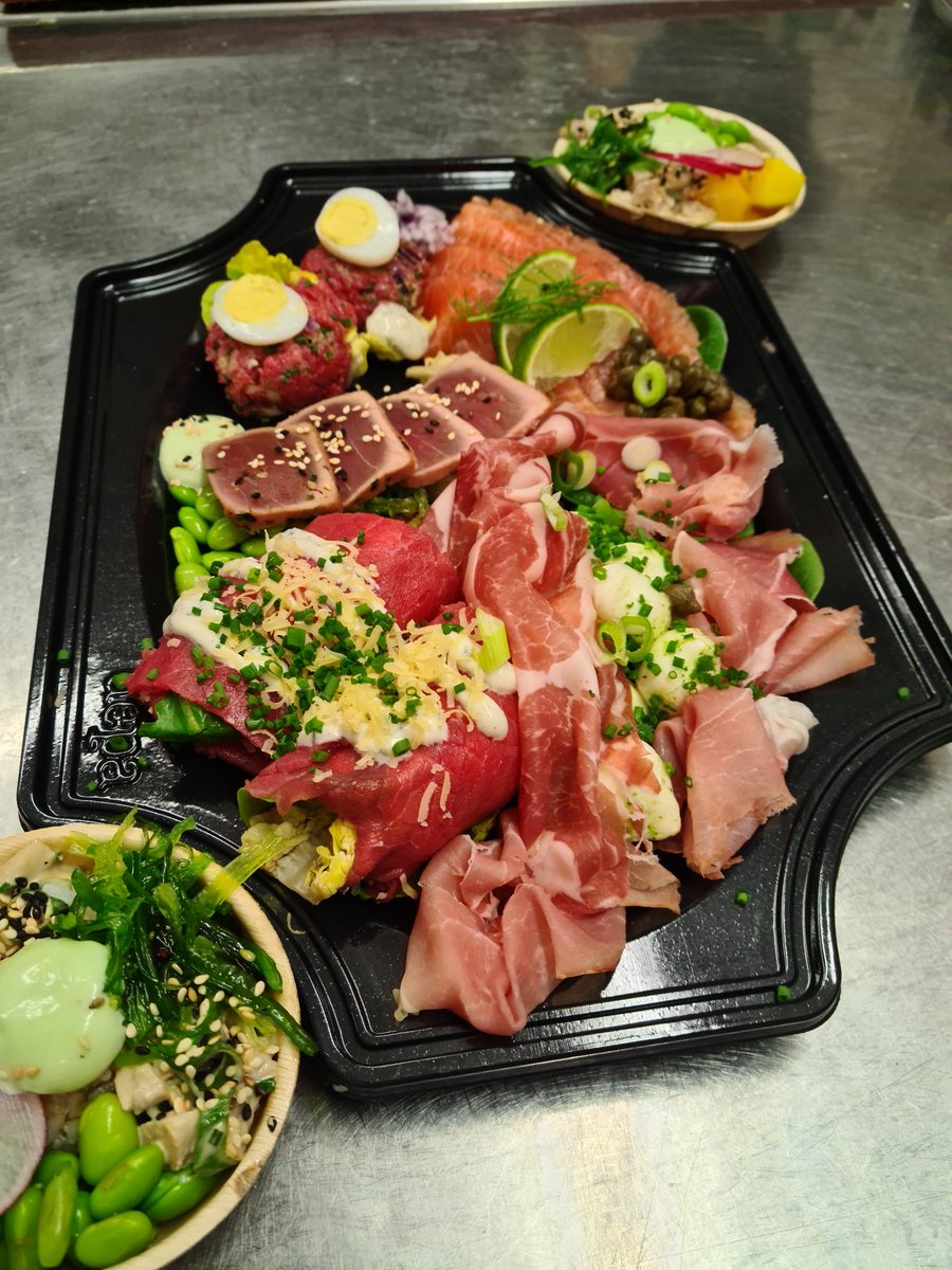 Heerlijk varen op #Woningsdag  <a href="/JHKortenhoef/">JachthavenKortenhoef</a> met een plateau deluxe van <a href="/jvbeers/">Docks fish & grill</a>