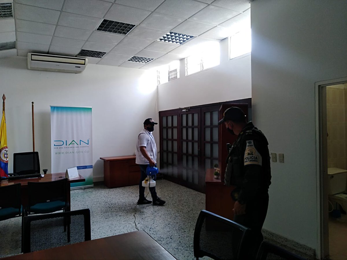GobArauca's tweet photo. #PrevenciónYAcción ➡️ El Departamento de @PoliciaArauca, a través de la @PoliciaAduanera, la @DIANColombia y la Unidad de Salud de Arauca siguen adelantando en la capital araucana, actividades de prevención contra la epidemia, en aras de salvaguardar la salud de los ciudadanos. https://t.co/RbGFVol3mW