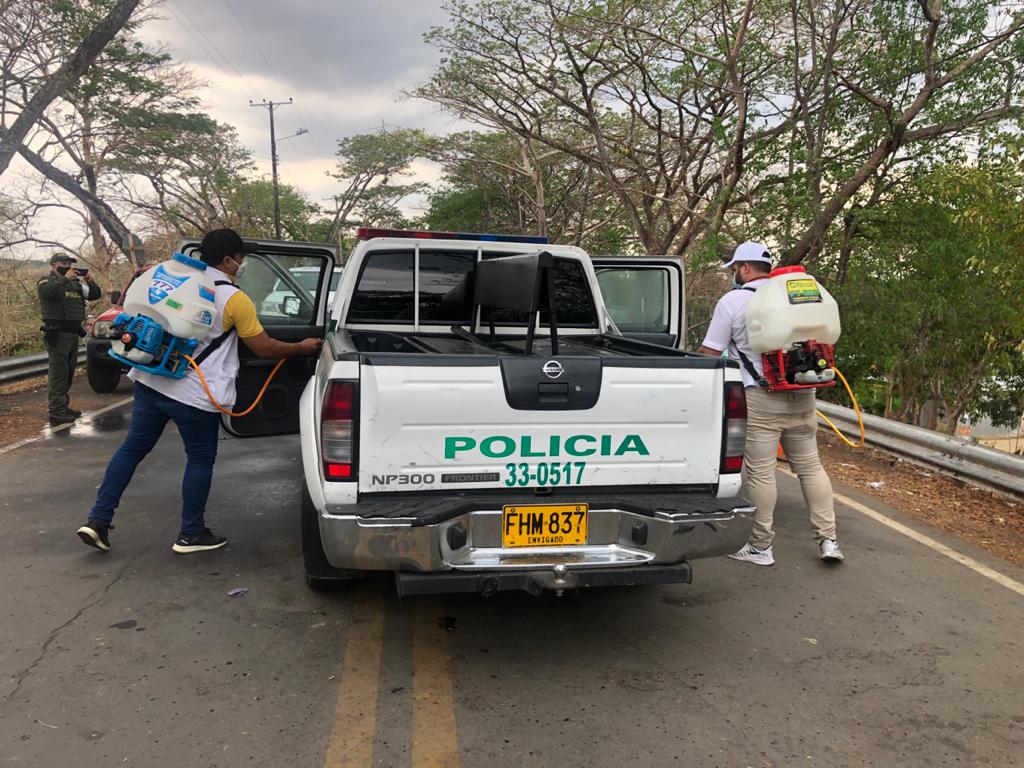 GobArauca's tweet photo. #PrevenciónYAcción ➡️ El Departamento de @PoliciaArauca, a través de la @PoliciaAduanera, la @DIANColombia y la Unidad de Salud de Arauca siguen adelantando en la capital araucana, actividades de prevención contra la epidemia, en aras de salvaguardar la salud de los ciudadanos. https://t.co/RbGFVol3mW