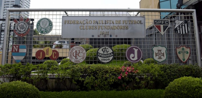 RedeContinua's tweet photo. URGENTE! Federação Paulista de Futebol decide que Paulistão será concluído em campo e pode ter jogos sem torcida. A entidade diz também que ainda não há data definida para o retorno do Estadual. #Corinthians #Timão #Palmeiras #Verdão #Santos #Peixe #SãoPaulo #Tricolor #FutebolRC https://t.co/9koXSxXNXU