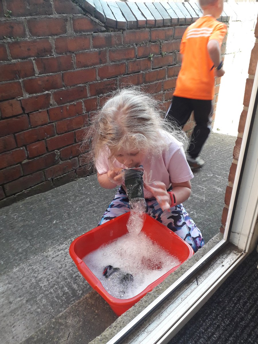 LinseyMyers's tweet photo. Bubble blowing Poppy and Ozzy busy getting 20,000+ steps on his fitbit #CrazyHairDontCare #Fitbit #Fun #LightsOfMyLife #LoveThem #lockdown #Bubbles https://t.co/JOEdGsZXqk