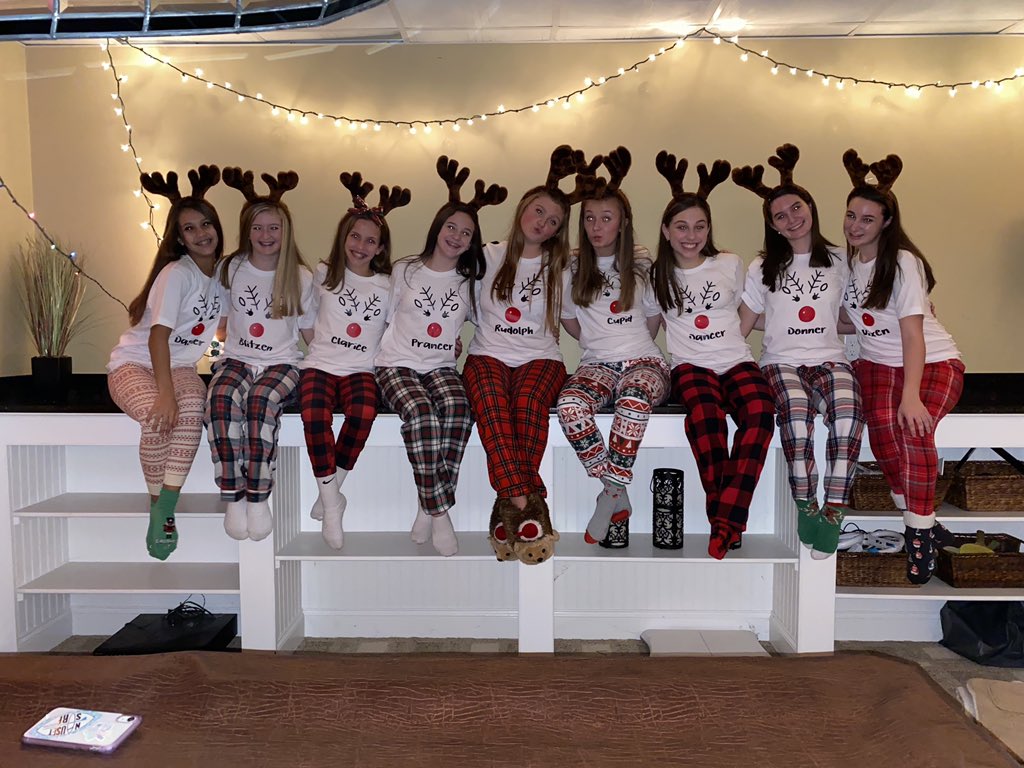 AimeeAlston8's tweet photo. Missing them and our Christmas parties rn @FHSPeerLeaders @2023_fhs #FHSVSW https://t.co/T4fv7xEA3T