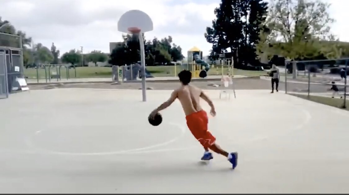 SeniorMascVerde's tweet photo. @pablolaso Son pasos pero porque da 5 o 6, desde que bota y pasa la pelota a la mano izquierda (foto) da 4 pasos + la parada en 2t ! Pasos aqui y en pekin !! https://t.co/dsq6YPCqVq
