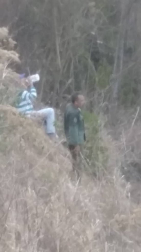 rosamarbe's tweet photo. Hacemos un llamado a @PoliciaHatillo en los terrenos de la Urb Los Naranjos Humbodlt personas del barrio aplanan terreno para construir.  Se necesita apoyo terrenos no aptos https://t.co/5bdMRBSVuR