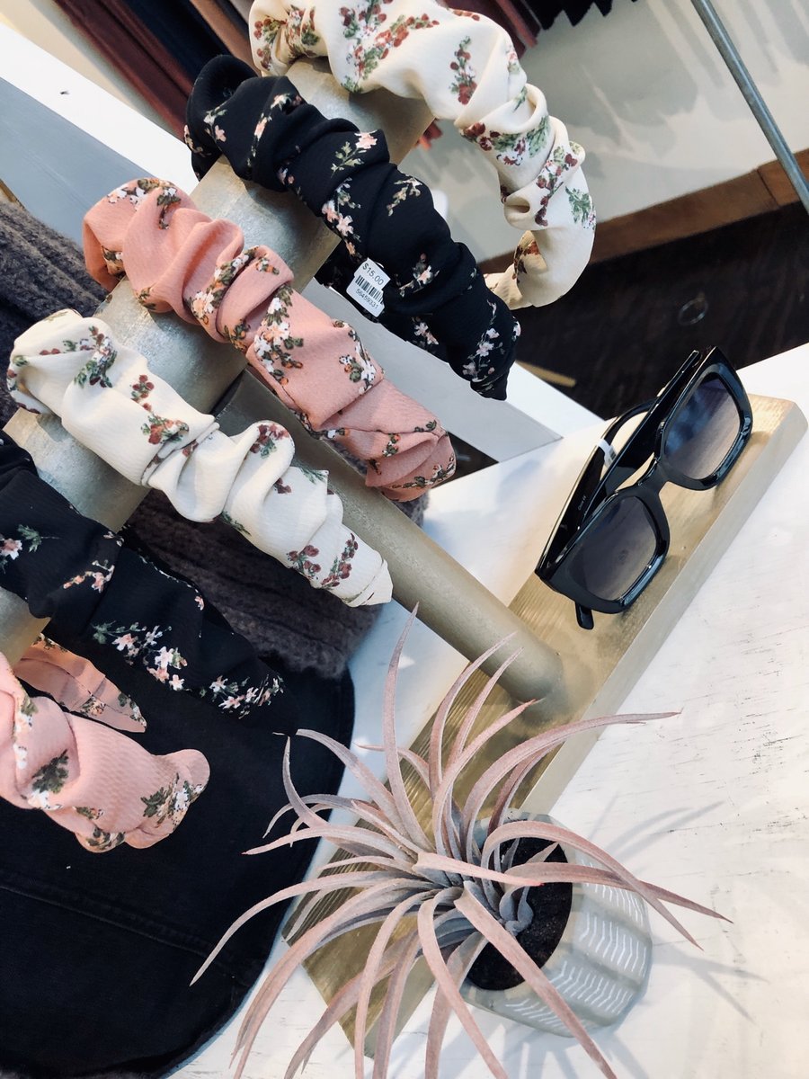foxtrotboutique's tweet photo. 🌼Cute as a button headbands dress up any outfit🌼

#springfashion #basicessentials #accessories #shopthefox #foxtrotboutique #shopthefox #headband https://t.co/lAVwinSEqS