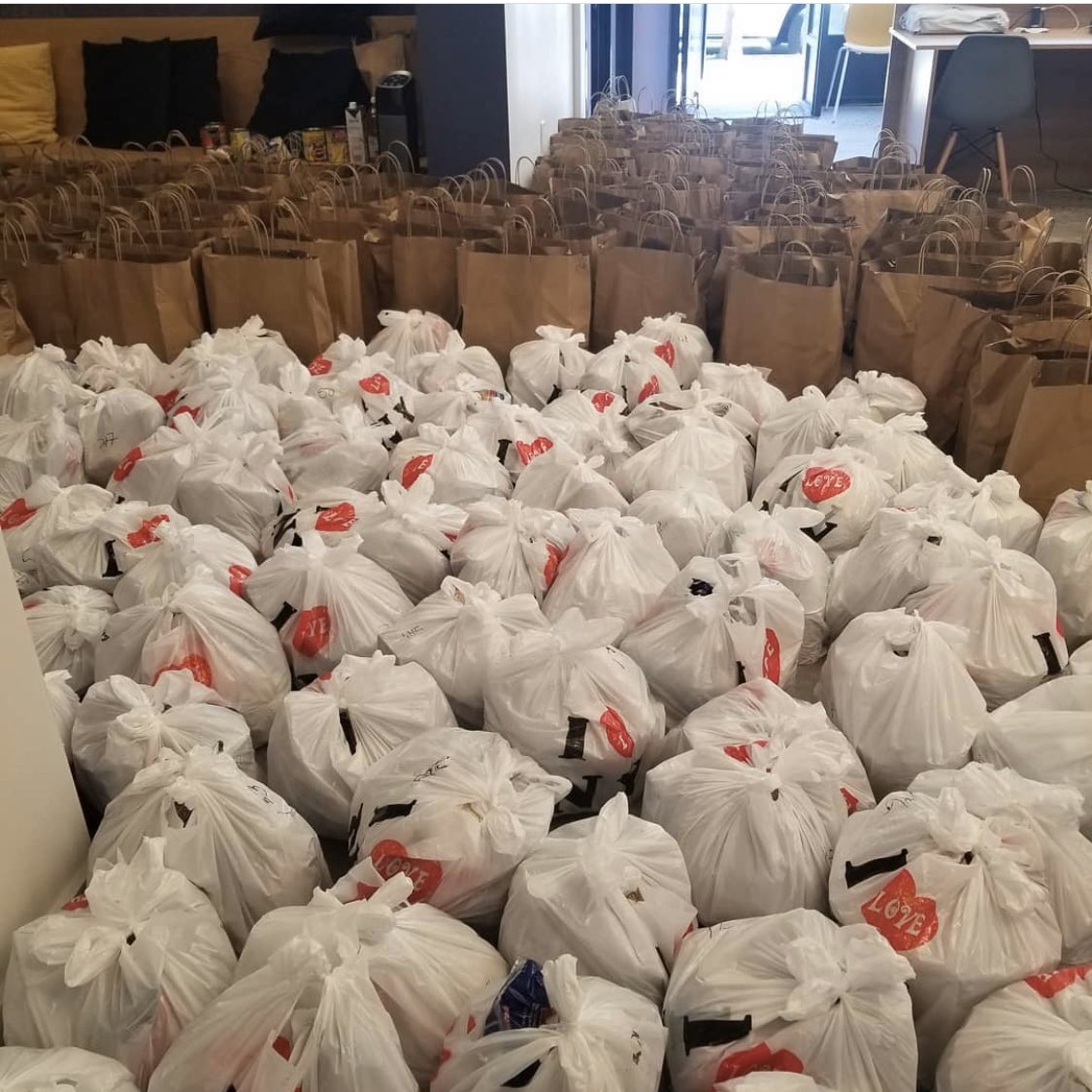 AOC's tweet photo. 100s of meals at our Bronx office packed up and ready to go w/ #TeamAOC volunteers.

This effort is 100% from the people, using small-dollar donations organized via our email list 💪🏽💪🏽💪🏽

Thank you to everyone offering time + resources. Lots of families eating tonight bc of you. https://t.co/xcvITdcKPV