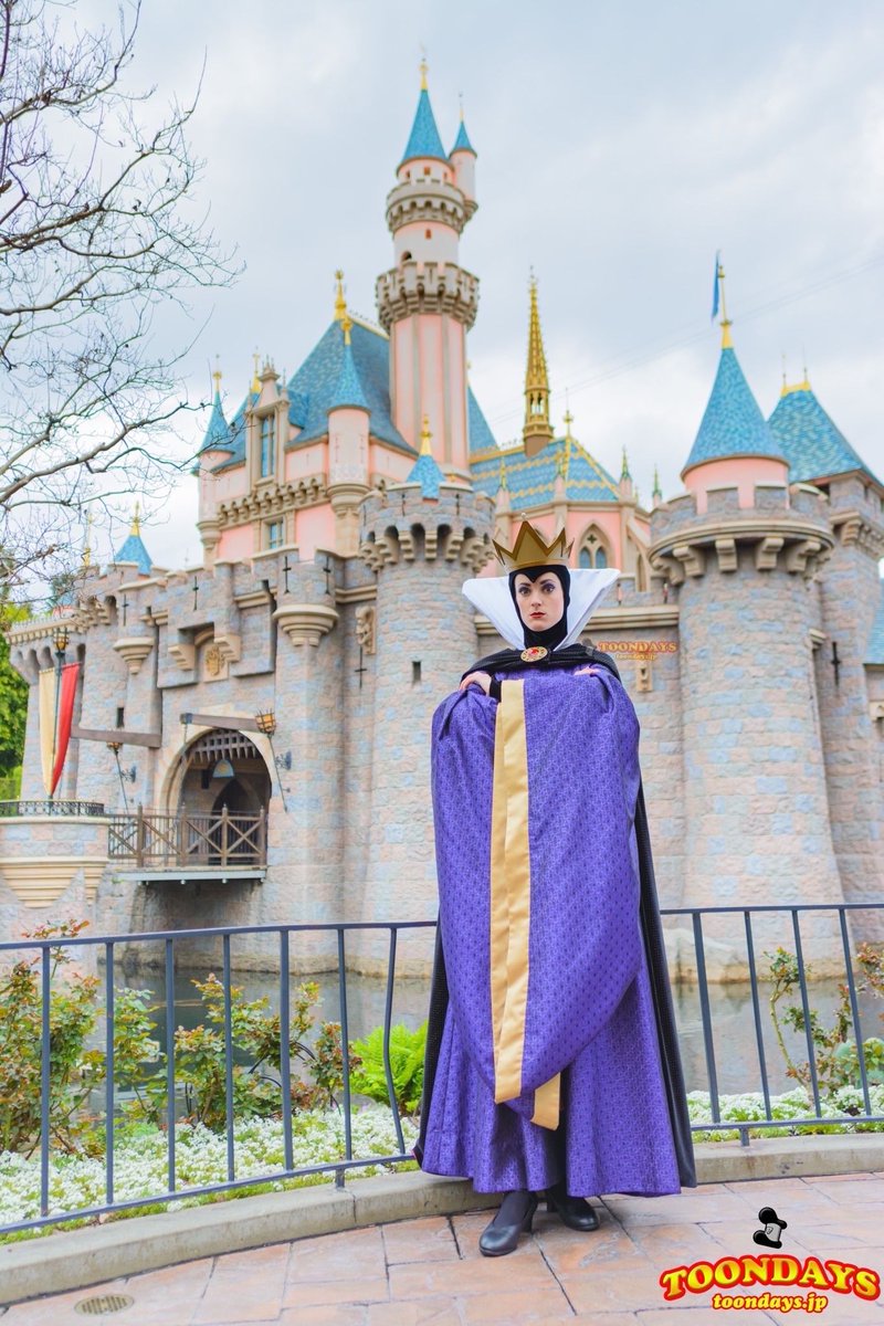 Toondays ディズニーブログ カリフォルニアで会えたウィックド クイーン このグリーティングがすごいと思ったのが グリキャス付かずに クイーンがグリも列整理も行ってた点 怖い顔しながら こっち側にいて と注意しに行ったり 凄かった 笑 Toondays ディズニーブログ カリフォルニアで会えたウィックド クイーン このグリーティングがすごいと思ったのが グリキャス付かずに クイーンがグリも列整理も行ってた点 怖い顔しながら こっち側にいて と注意しに行ったり 凄かった 笑