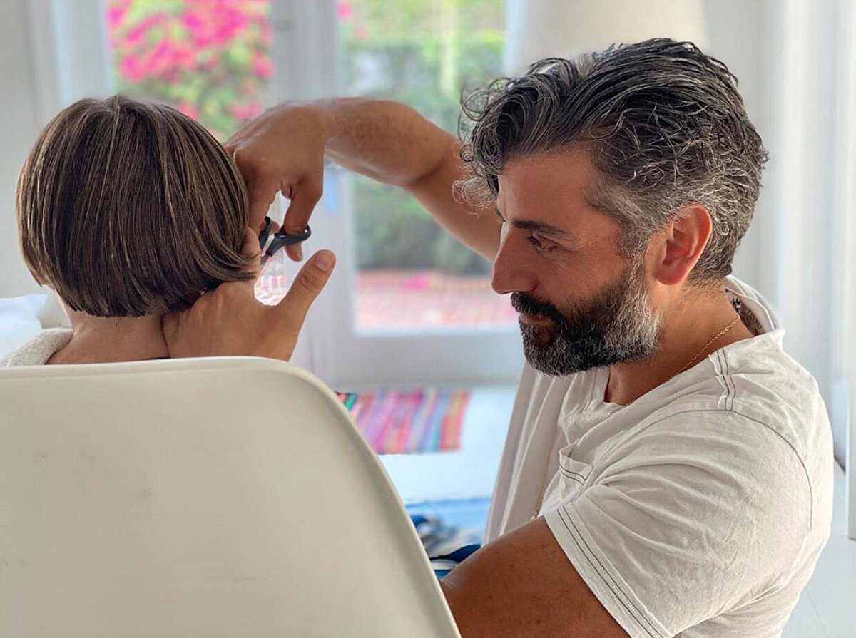uomoaccattivant's tweet photo. Good hair runs in this family.
📷:  @elvira_lind_ (Instagram) / “Dad salon open for business.  Bowl cuts only.” #oscarisaac https://t.co/O10SHXlACg